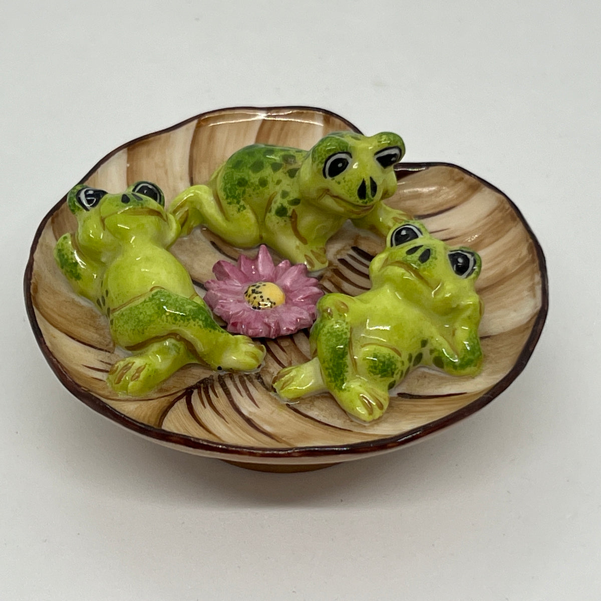三匹のくつろぐカエル – ショップリモージュ