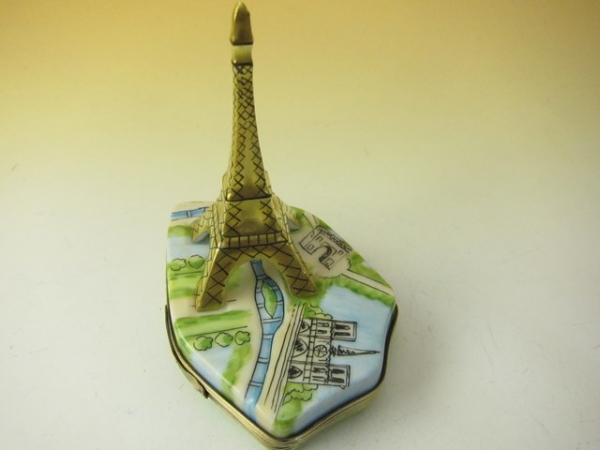 パリ市街を見下ろすエッフェル塔「リモージュボックスを愛する人のお店 